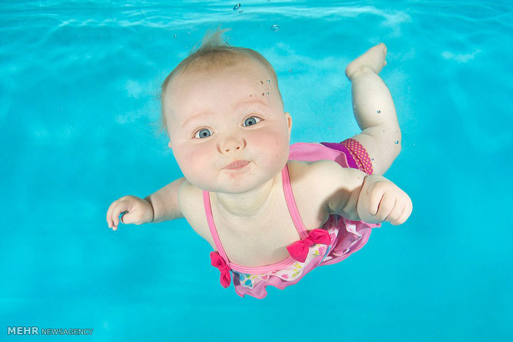این تصاویر که توسط یک عکاس زیر آب گرفته شده، نشان می دهد که چگونه کودکان سه ماهه در زیر آب نفس ... 